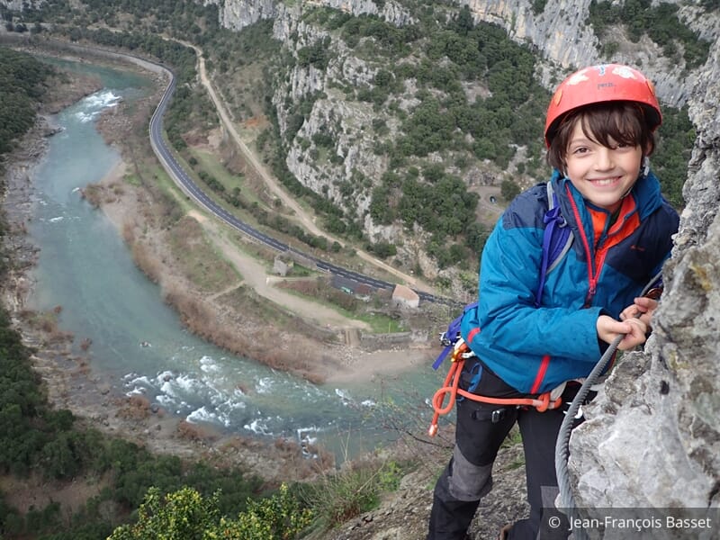 Enfant faisant de la via ferrata au rocher de sion